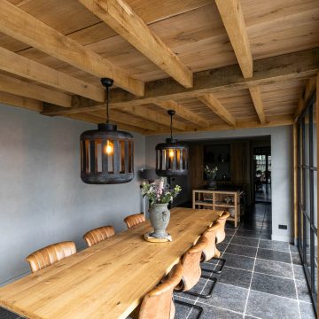 Eetkamer annex serre grenzend aan de keuken.