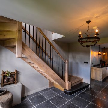 Eikenhouten trap met granieten opstap in stijl.